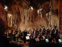 Aranjuez en la Cueva de Nerja - Adrian Leaper &amp; ORTVE